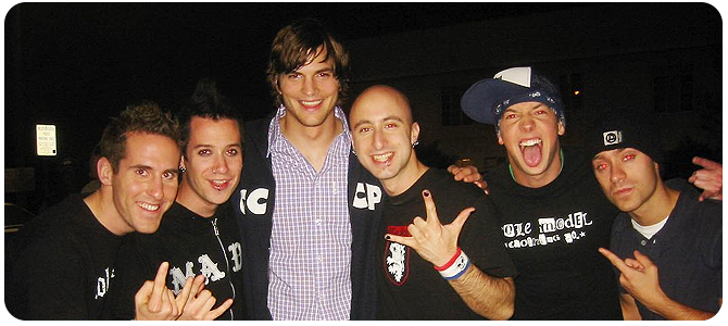 Simple Plan se podělili o dosud neviděný snímek ze dne, kdy je Ashton Kutcher nenachytal pro Punk’d