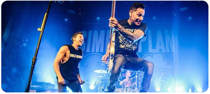 Pierre Bouvier si zazpíval na nové vánoční písni MxPx – ‚December‘!