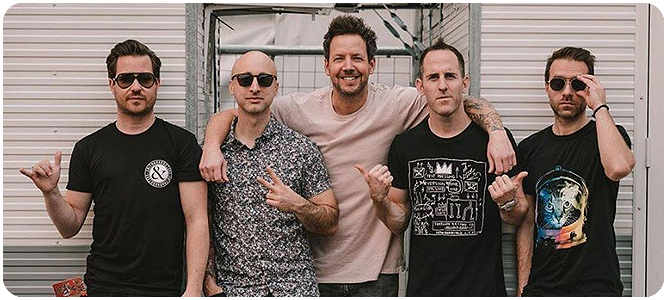 Simple Plan na Good Things Festivalu: host na pódiu & cover ‚Wonderwall‘