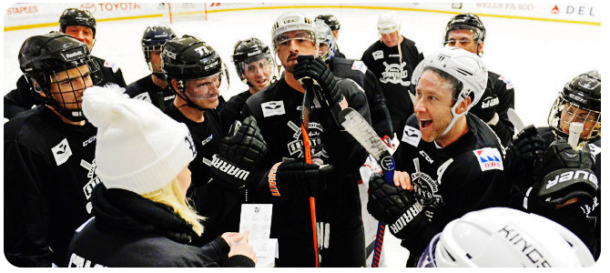 FOTKY: Chuckův tým zvítězil v hokejovém zápasu Luc Robitaille Celebrity Shootout 2018